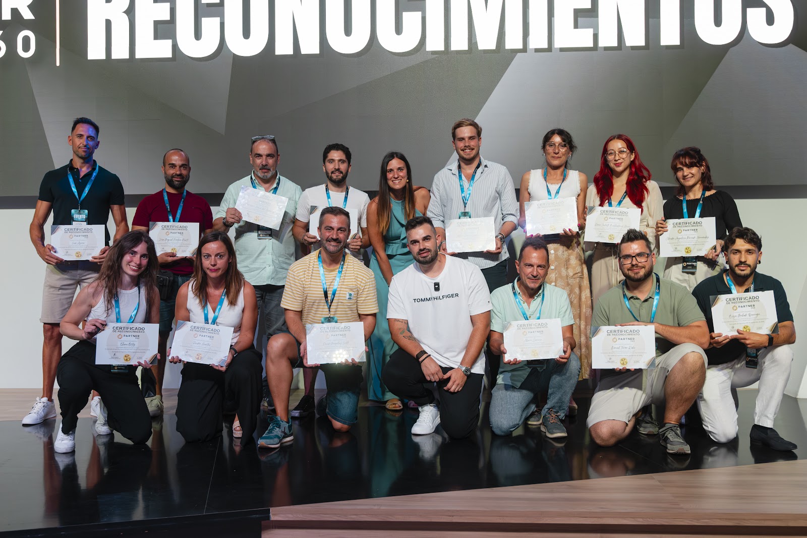 Foto de grupo de alumnos con sus diplomas de reconocimiento en un evento de Partner 360