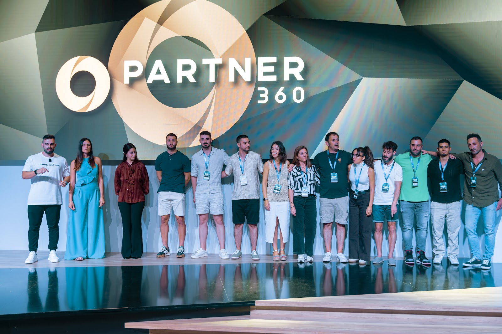 Escenario de un evento presencial de Partner 360 con alumnos en el público