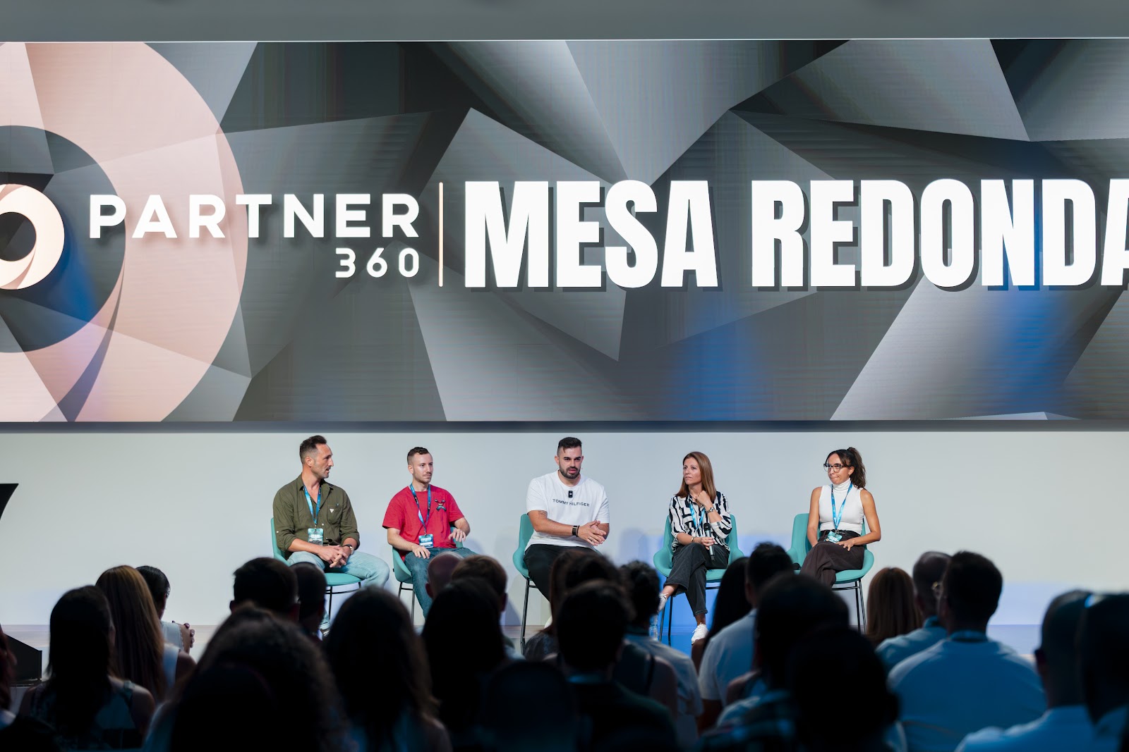 Mesa redonda con ponentes en un evento presencial de Partner 360
